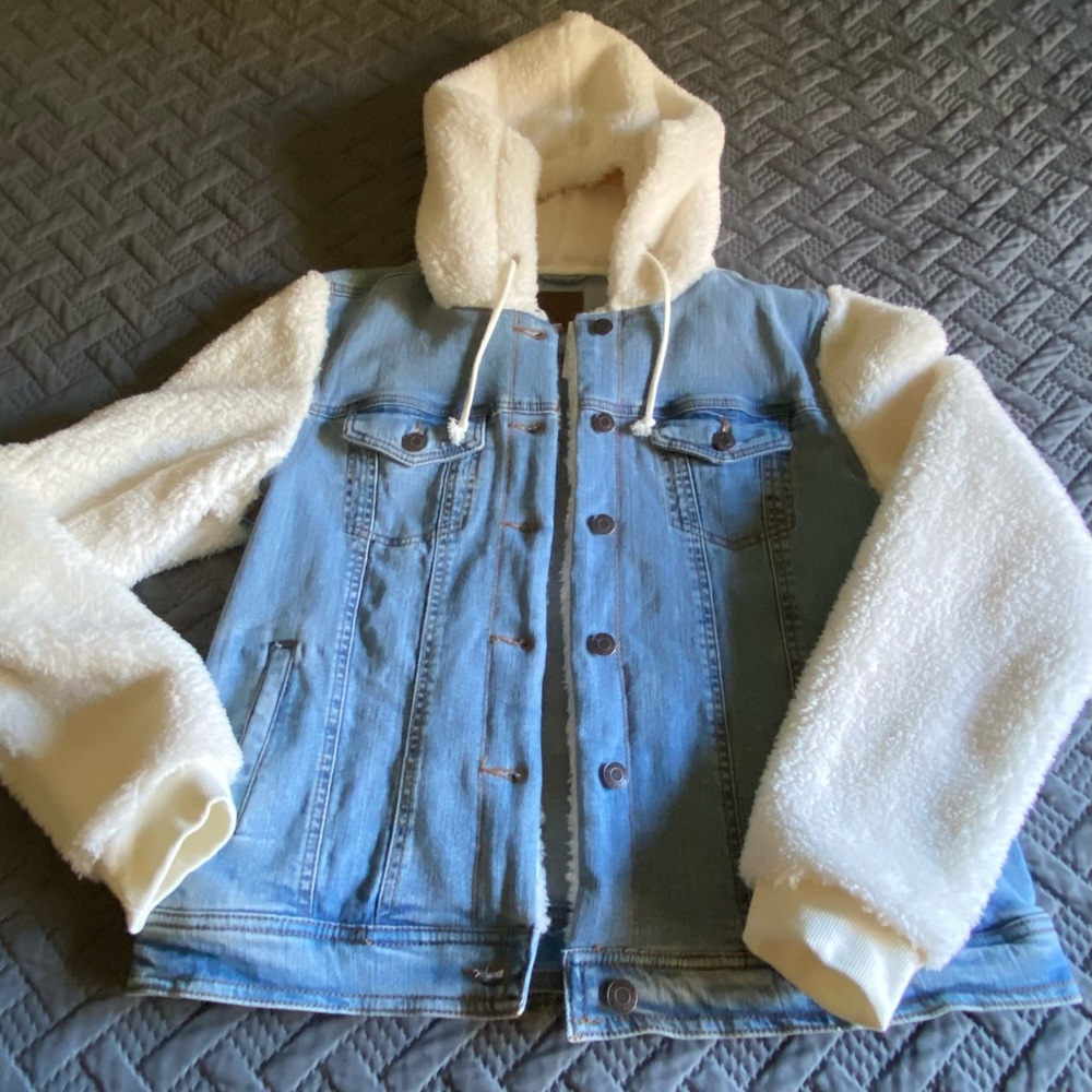 Women’s jean and faux fur jacket